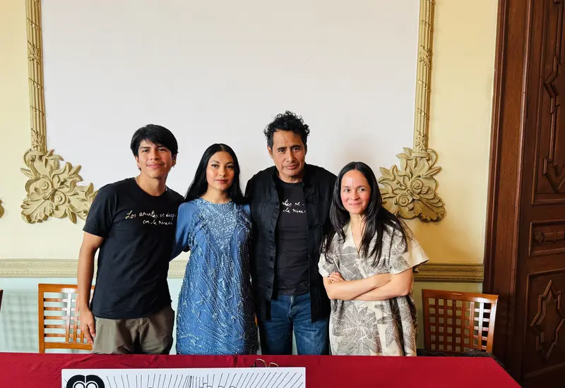 El director Rigoberto Pérezcano posa con los actores Pedro Miguel Javier, Ximena Figueroa, y la directora de OaxacaCine, Isabel Rojas, en la presentación.