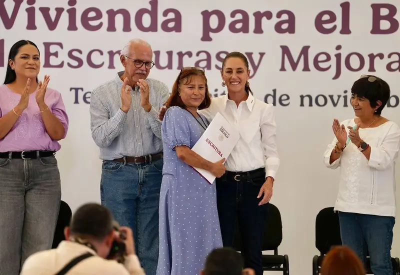 La Presidenta entrega escrituras y constancias de reducción a derechohabientes del Infonavit, como parte de un programa que beneficiará a millones de personas.