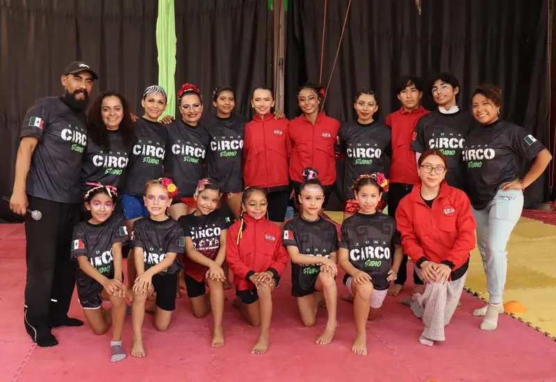 El equipo de Zona Circo de Oaxaca posa para una foto grupal antes de su participación en el Mundial de Danza Aérea de Costa Rica.
