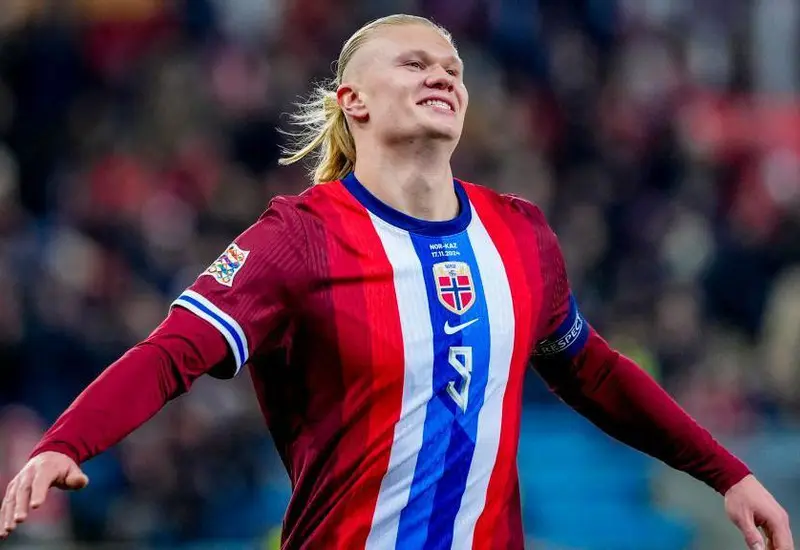 El delantero Erling Haaland celebra la histórica clasificación de la selección de Noruega para el Mundial de fútbol del año 2026.