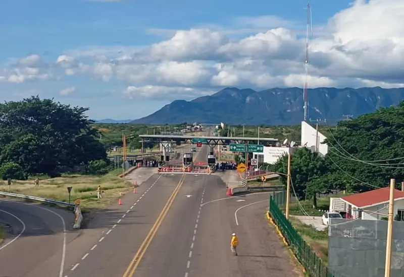 Estudiantes normalistas de la ENUFI protestan en la caseta de cobro de Ciudad Ixtepec, causando la molestia de los usuarios de la carretera 185-D.