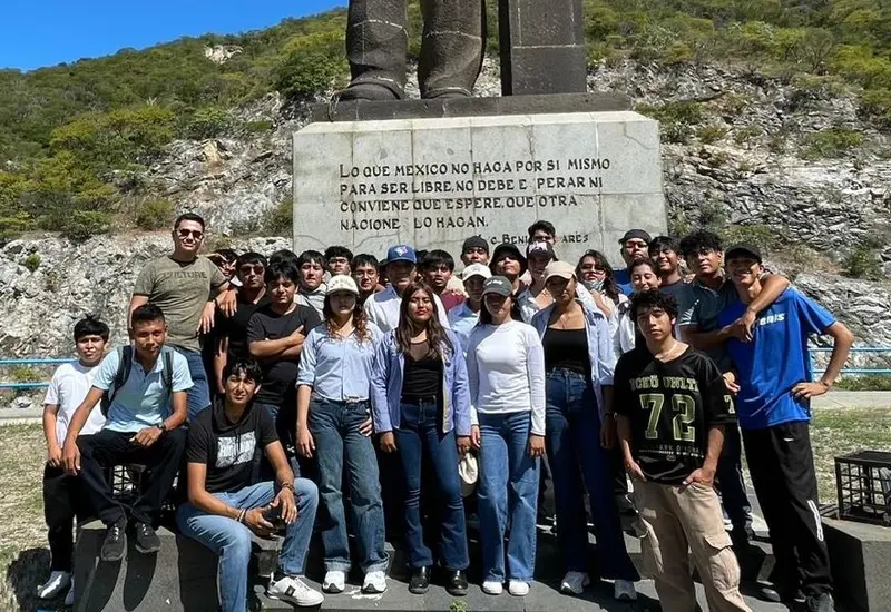Estudiantes de la carrera de Ingeniería Civil del TecNM-Istmo durante una práctica de campo en las instalaciones de la Presa Benito Juárez.
