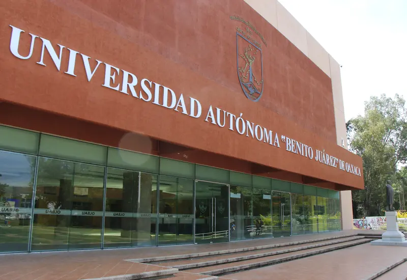 Proceso en línea para que estudiantes de la UABJO certifiquen su CURP, con verificación de datos realizada por el RENAPO para garantizar su identidad.