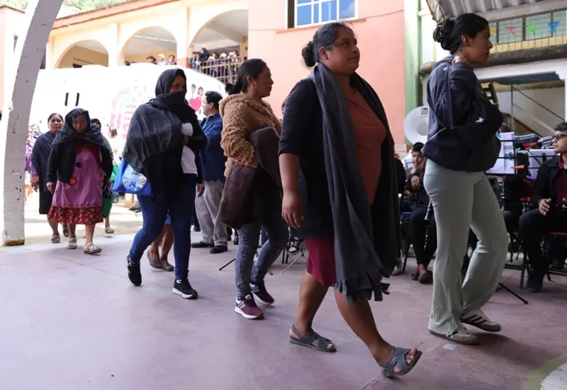Miembros de las familias desplazadas regresan a la Agencia Guadalupe Victoria, marcando el fin de un exilio de ocho años sin recibir apoyos.