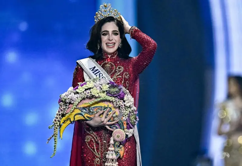 La mexicana Fátima Bosch celebra emocionada al ser coronada como Miss Universo 2025, convirtiéndose en la cuarta mujer de México en ganar el título.