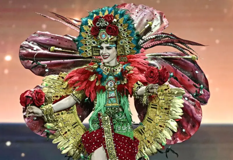 Fátima Bosch posa luciendo un imponente traje de inspiración mexica, un atuendo que representa la fuerza y la dignidad de la mujer.