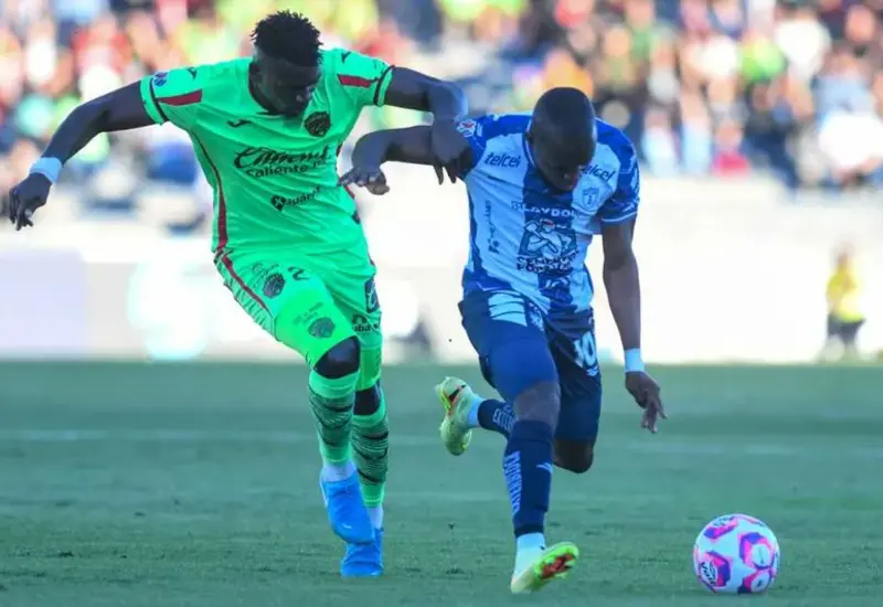 Jugadores de FC Juárez y Pachuca disputan el balón durante el partido decisivo por el último boleto a la liguilla del fútbol mexicano.