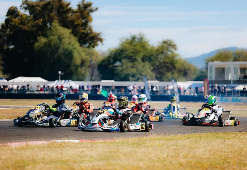 El piloto Luis Fernando 'Fercho' Suárez compitiendo en su kart durante su primer año en la categoría, en la que logró subir al podio.
