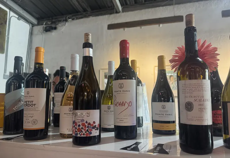 Expositores de vino nacional e internacional presentan sus productos durante el 12 Fevo, un festival que celebra la riqueza cultural de la bebida.