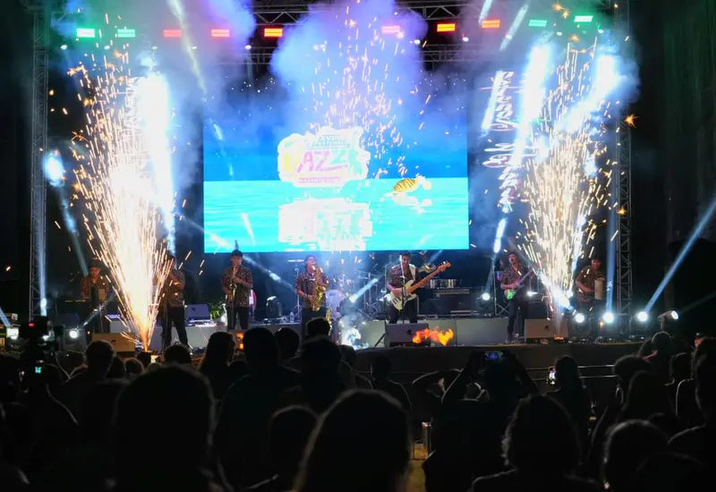 Miles de visitantes se congregan para disfrutar del ambiente del Festival Internacional de Jazz y Algo Más 2025 en la playa de Mazunte.
