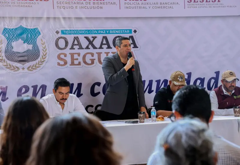 Funcionarios de la FGEO y comerciantes de la Central de Abasto durante una reunión para definir el nuevo plan de seguridad y justicia.
