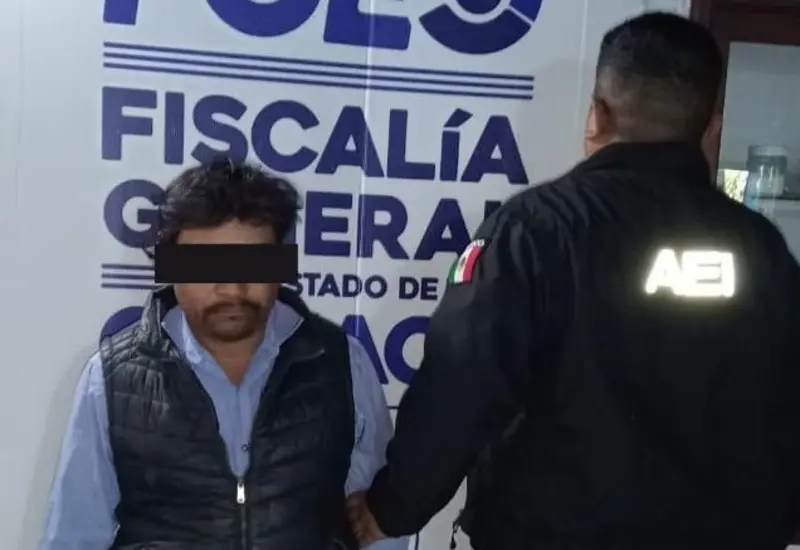 El sujeto identificado como F.J.S. es detenido por las autoridades en el centro de Tlaxiaco al tener una orden de aprehensión en su contra.