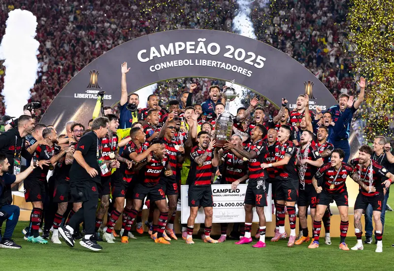 El equipo brasileño Flamengo celebra la conquista de su cuarto título de la Copa Libertadores, convirtiéndose en el primer tetracampeón de Brasil.