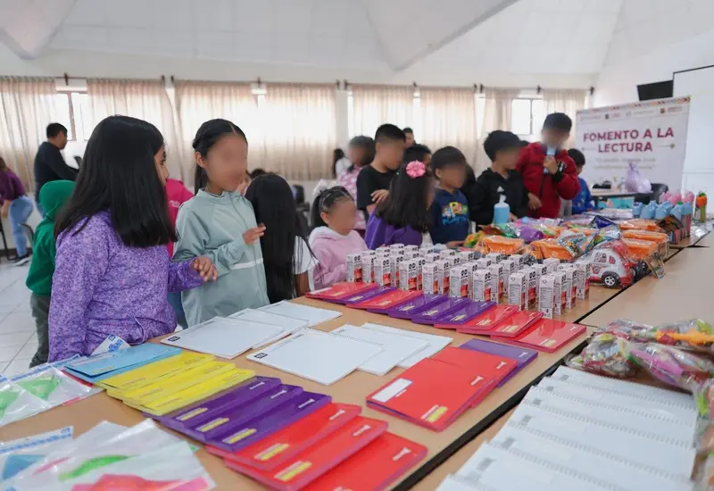 El programa Fomento a la Lectura realiza la donación de libros a los beneficiarios para garantizar el acceso a la cultura y recreación.