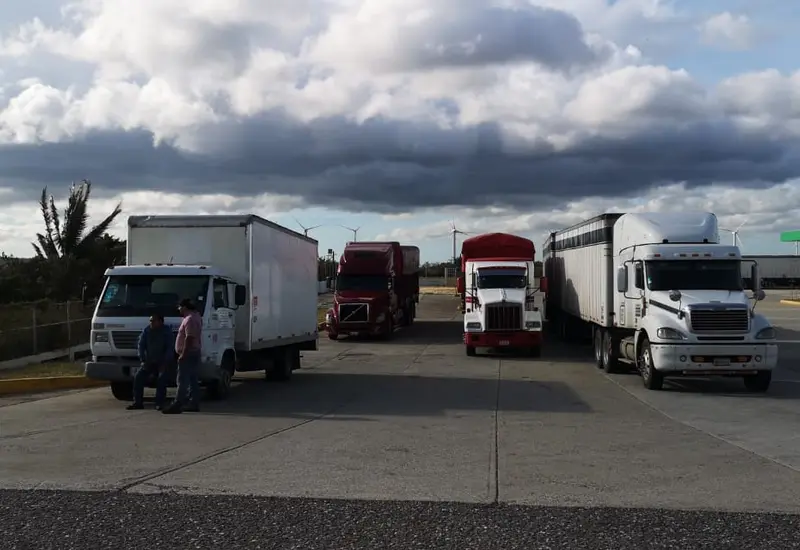 Ha sido implementado el cierre parcial y restrictivo para camiones con caja ligera o vacíos.