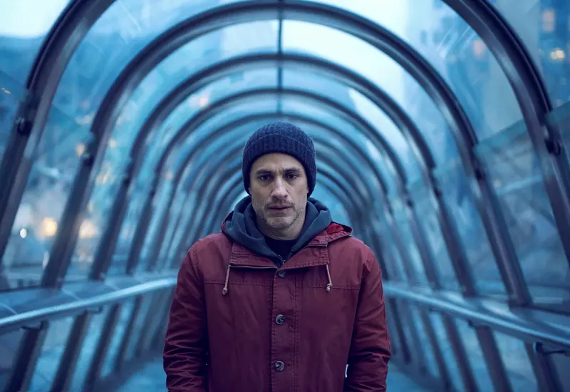 El actor mexicano Gael García Bernal en una imagen promocional de su nueva película titulada 'Un final diferente', en la que tiene el rol protagónico.