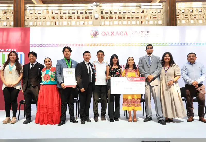 Un grupo de los catorce jóvenes ganadores del Premio Estatal de la Juventud 2025 posando durante la ceremonia de premiación.