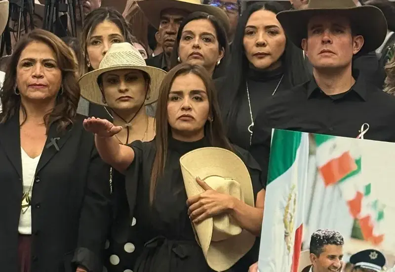 Grecia Quiroz, la nueva alcaldesa de Uruapan, Michoacán, asume su cargo para el periodo administrativo 2024-2027 tras el asesinato de su esposo.