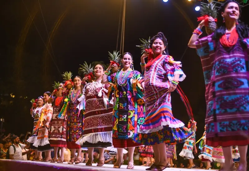 La tradicional fiesta de la Guelaguetza del Mar 2025 se celebra en una de las playas emblemáticas de Puerto Escondido, Oaxaca.