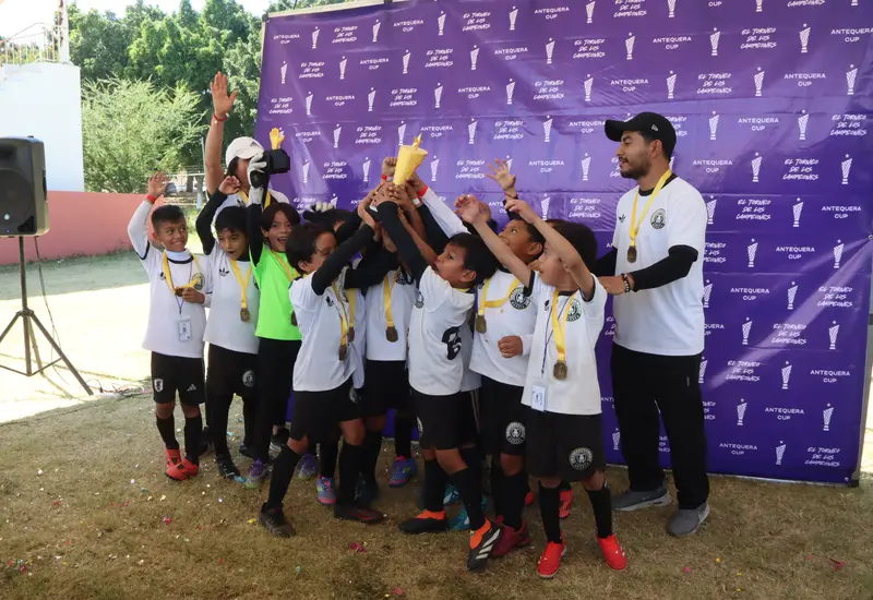 El equipo Guerreros Oaxaca celebra su coronación como campeón de la Antequera Cup 2025, celebrada en la Villa de Zaachila.