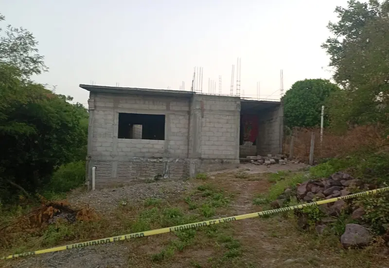 El cuerpo de Armando, alias 'La Jaiba', encontrado sin vida dentro de una casa junto a armas punzocortantes y pipas para estupefacientes.