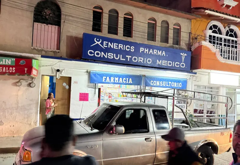 Escena del crimen en el centro de Miahuatlán de Porfirio Díaz, donde un hombre fue ejecutado al interior de su camioneta.