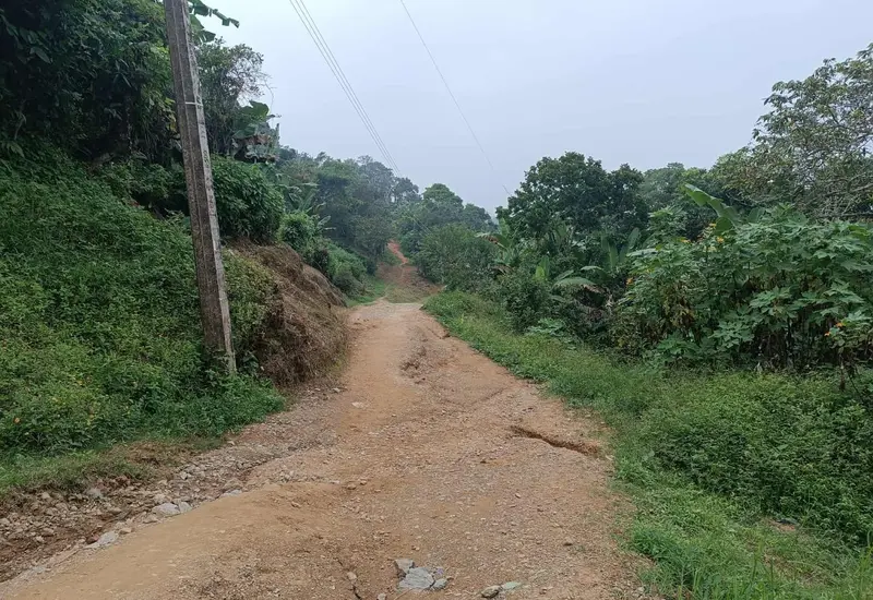 Habitantes de Nativitas Coatlán señalan los graves hundimientos de tierra en su comunidad, un problema que atribuyen al abandono de las autoridades.