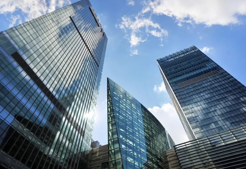 Una gran empresa o corporativo que ilustra cómo los grandes negocios pueden afrontar las alzas en costos por la reforma a la jornada laboral.