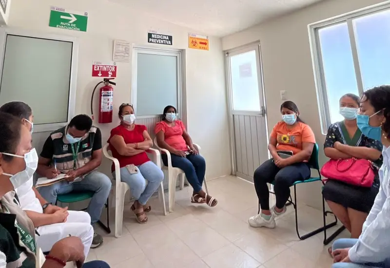 Personal del IMSS aplica medidas de contención y saneamiento en una comunidad para prevenir el avance y contagio del virus Coxsackie.