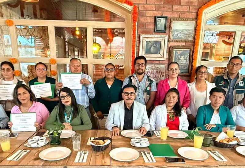Brigadistas del IMSS reciben un reconocimiento por su labor de auxilio en Veracruz y Puebla, destacando su profesionalismo y compromiso humano.