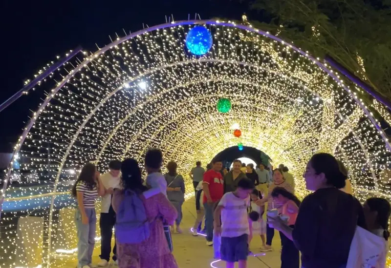 Varias familias de El Espinal disfrutan de las luces y decoraciones durante la inauguración oficial de la Villa Navideña municipal.