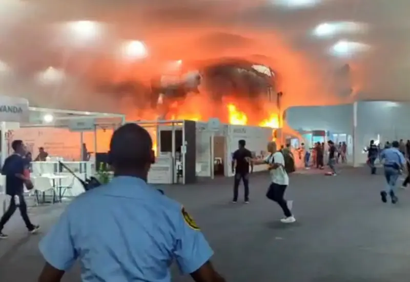 El pabellón central de la COP30 dañado por un incendio, con un gran agujero visible en el techo consumido por el fuego.