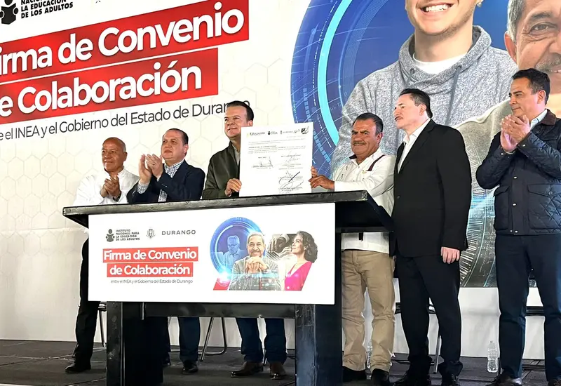 Entrega simbólica de constancias de alfabetización del INEA a personas que concluyeron su proceso educativo para aprender a leer y escribir en Durango.