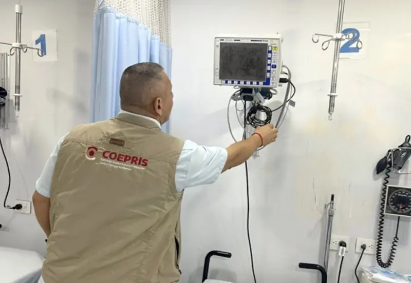 Personal de Coepris Tamaulipas realiza una inspección sanitaria en una clínica estética, como parte de un operativo de vigilancia en el estado.