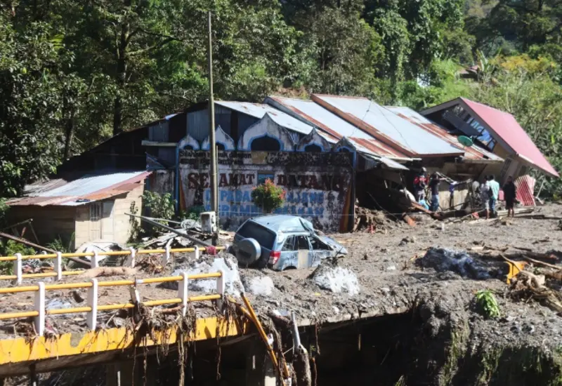 Devastadora escena de las inundaciones en Indonesia, mostrando cómo el agua y el lodo arrasaron con aldeas en las laderas montañosas.