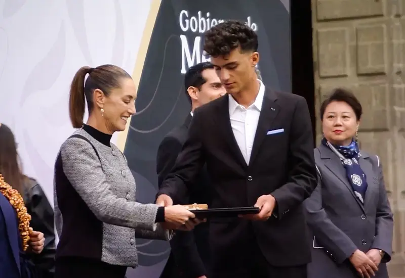 El ciclista Isaac del Toro recibe el Premio Nacional del Deporte 2025 de manos de la presidenta de México, Claudia Scheinbaum.