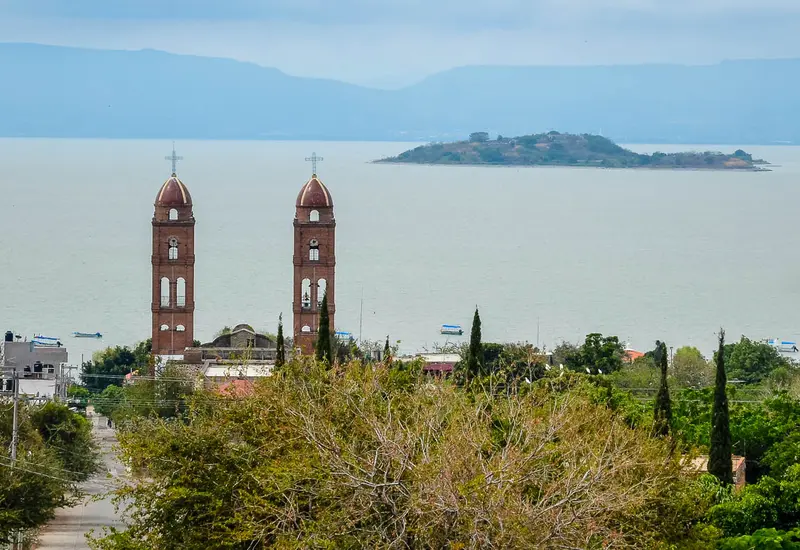 La histórica Isla de Mezcala en Jalisco, un paisaje que sirve como escenario principal para la novela de la Revolución Mexicana 'Los de abajo'.