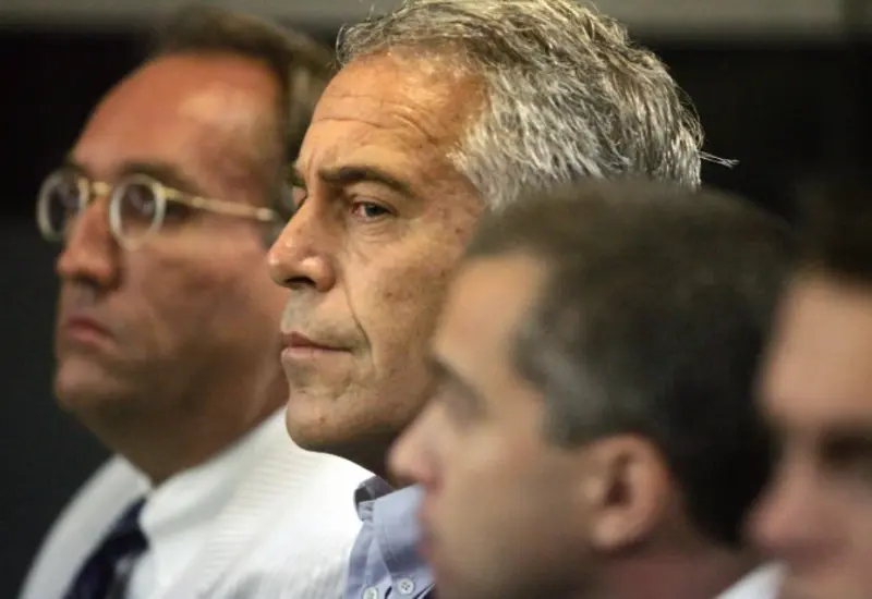 Fotografía de archivo que muestra a Jeffrey Epstein en el centro de un tribunal de Florida durante una audiencia en el año 2008.