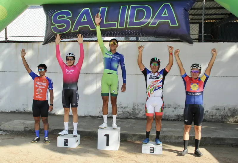 Los cinco primeros lugares de la categoría juvenil élite en el podio de premiación, celebrando tras el triunfo de José Luis Ramos.