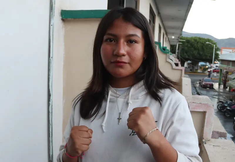 La joven boxeadora oaxaqueña Erika Alejandra Santiago, 'Kika', posa con determinación como una de las grandes promesas del deporte en Oaxaca.