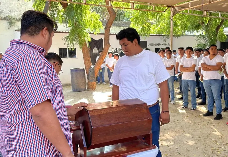 Autoridades militares anuncian una nueva modalidad durante el sorteo del Servicio Militar Nacional, frente a cientos de jóvenes conscriptos asistentes.