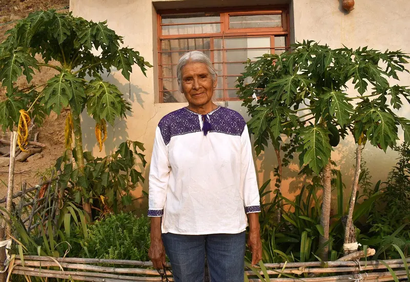 Juana Vásquez Vásquez, ganadora del Premio FAHHO-CaSa Emiliano Cruz 2025, reconocida por su labor de más de 45 años en la preservación cultural.