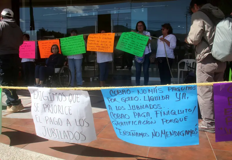 Un grupo de jubilados y pensionados del COBAO protestan frente a sus oficinas en la Avenida Universidad para exigir pagos pendientes.