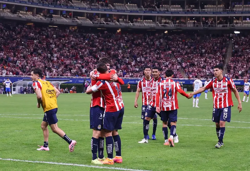 Jugadores del equipo de fútbol Chivas se felicitan mutuamente en el campo tras haber conseguido su pase a la liguilla.