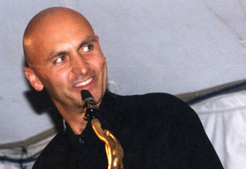 El saxofonista y compositor inglés, Kelvin Christiane, es retratado en una fotografía para un artículo dedicado al género musical del jazz.