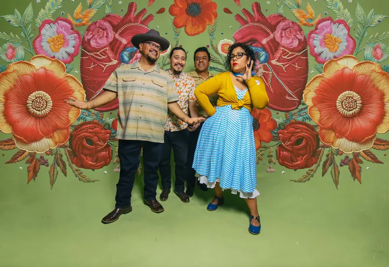 La banda La Santa Cecilia, que regresa a Oaxaca, en una foto promocional para su gira internacional por España y Finlandia con nueva música.