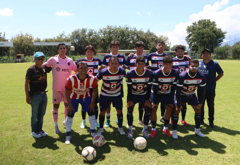 El equipo de fútbol Linces Curiel durante su partido contra Holanda, donde buscan un resultado milagroso para avanzar a las semifinales.