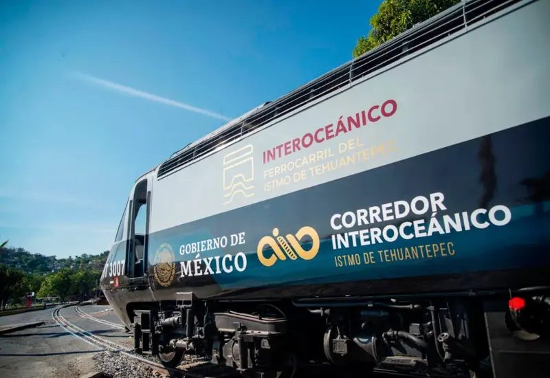 Autoridades locales de Huamúchil celebran la llegada de la Línea "K" del Tren Interoceánico, vislumbrando los beneficios económicos para la región.