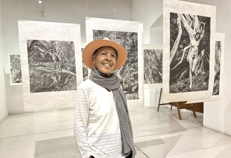 La fotógrafa Lucero González presenta su exposición 'Las Raíces del cielo' en la sala de exposiciones de la Biblioteca Henestrosa.