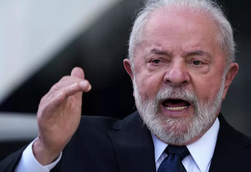 El presidente de Brasil, Lula da Silva, durante una declaración donde reitera su disposición a mediar y afirma que los problemas políticos no se resuelven con armas.